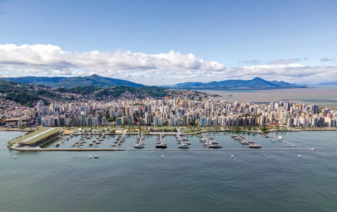 Como ficará a marina vista da baía, com as 600 vagas e os 10 fingers. Imagem de divulgação: Prefeitura de Florianópolis / JL Construções