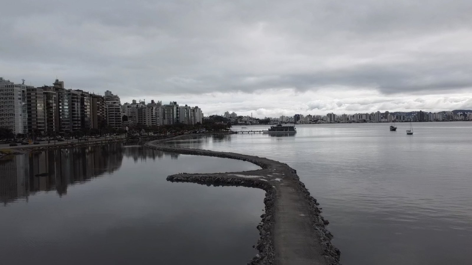 Enrocamento do Parque Urbano e Marina Beira-Mar Norte registrado pelo Mundo Mar em 30 de agosto de 2026. Foto: Mundo Mar