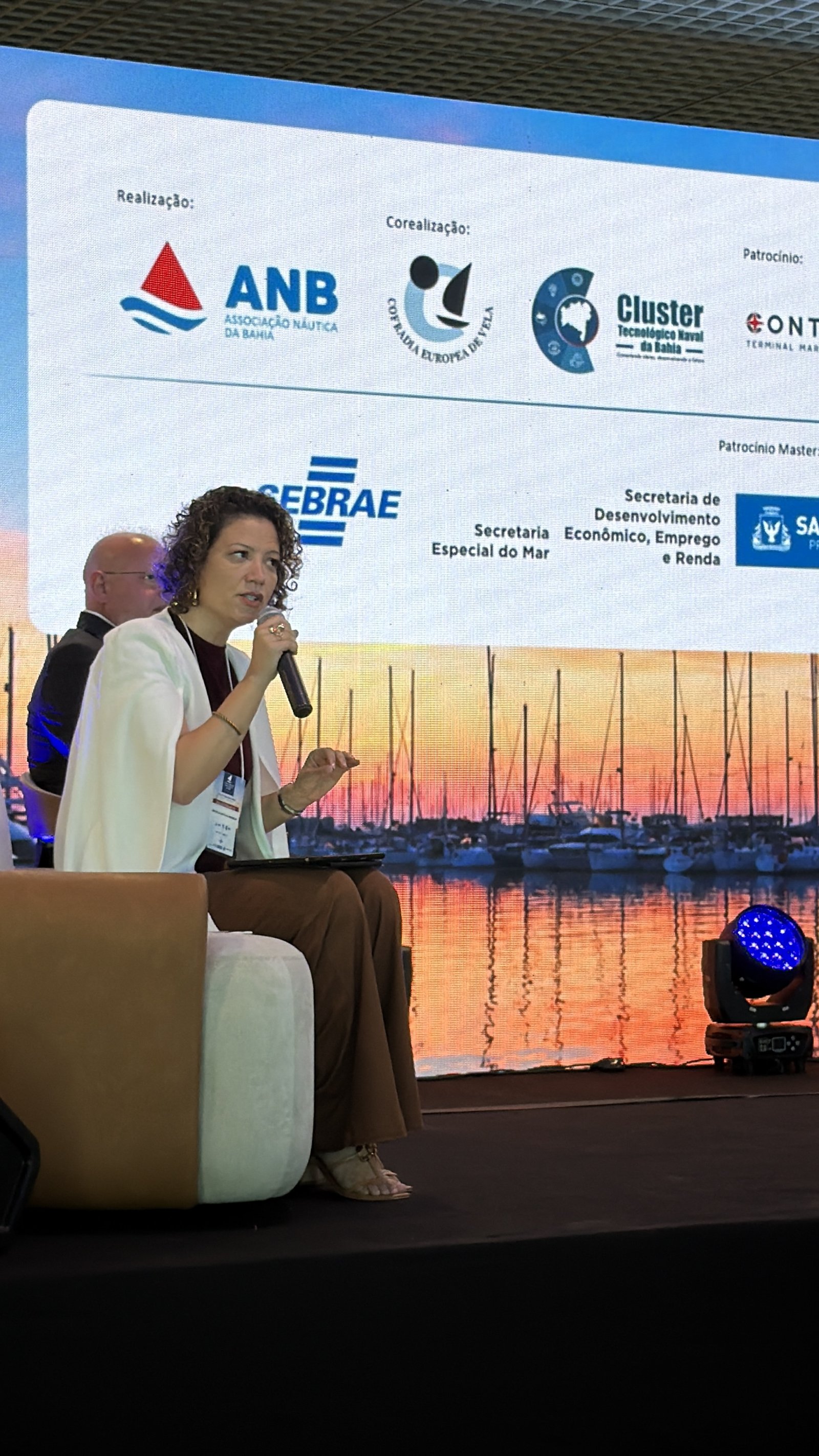 Michele Castilho Henrique, diretora da ANB, mediou o painel de abertura sobre integração porto-cidade. Foto: Mundo Mar