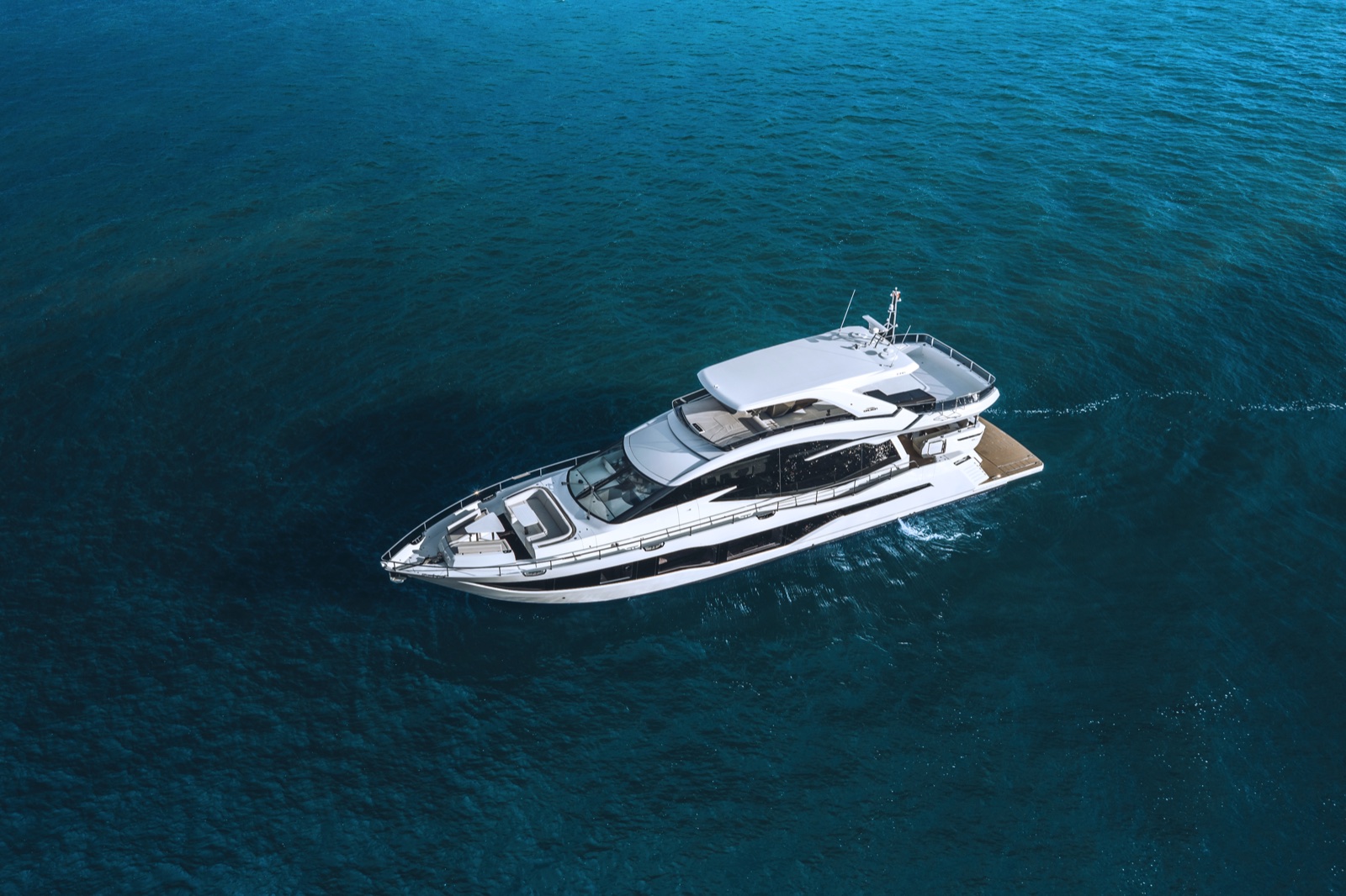 Galeon leva sua nau capitânia, a 800 FLY de 25,71 metros, à estreia europeia em Cannes