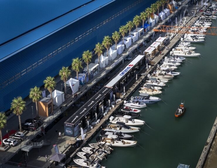 A parte de trás do complexo, com os cais e os barcos alinhados durante o Salone Nautico. Divulgação: Salone Nautico di Genova