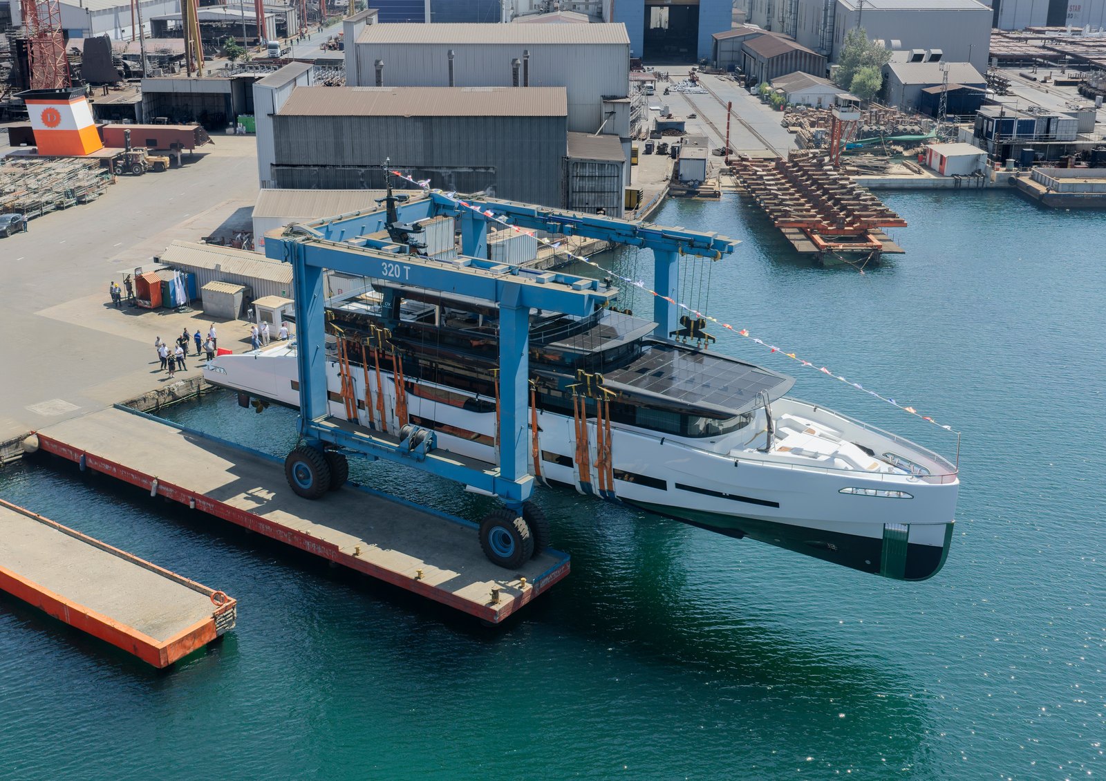 O GX42 sendo colocado na água no estaleiro SES Yachts, na Turquia. Foto: Net Videography, Pozitif Stüdyo e GX Superyachts