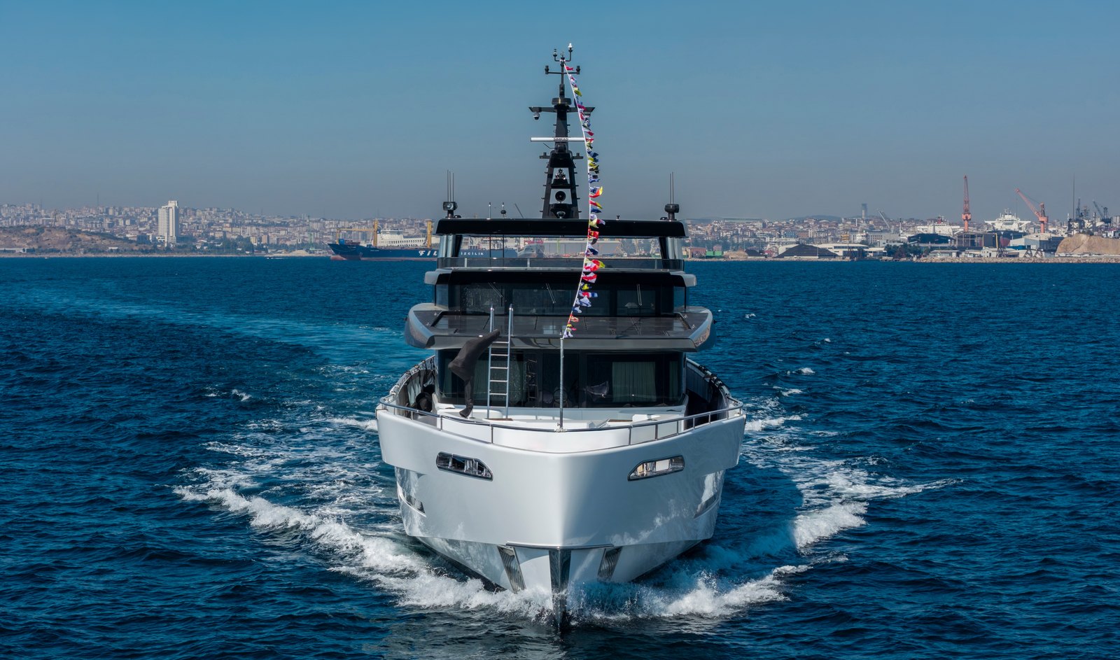 O GX42 em navegação após o lançamento, antes dos testes de mar finais. Foto: Net Videography, Pozitif Stüdyo e GX Superyachts