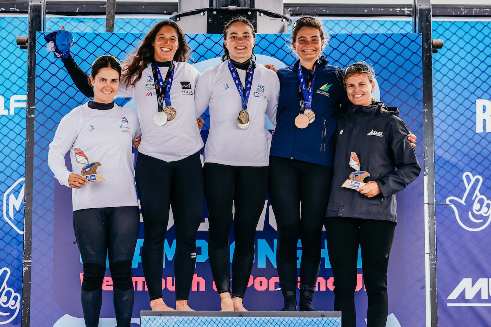 O pódio feminino do Mundial de iQFOiL 2026. Foto: Sailing Energy / iQFOiL International Class