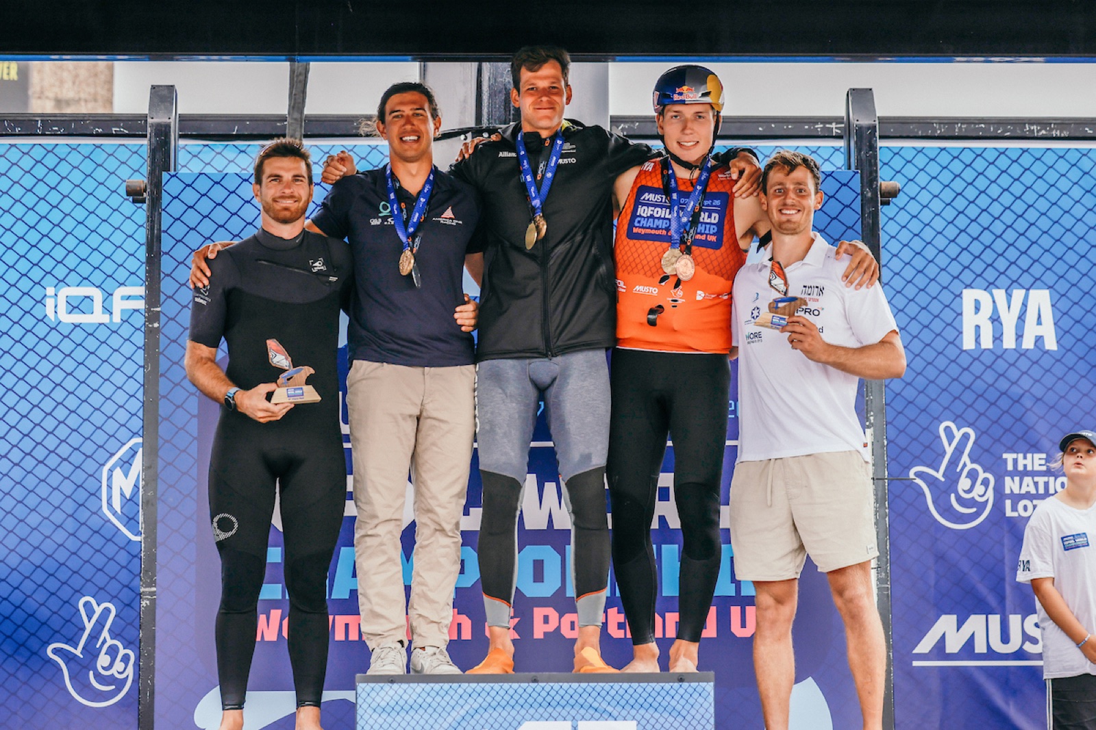 O pódio masculino do Mundial de iQFOiL 2026, com Luuc van Opzeeland no alto. Foto: Sailing Energy / iQFOiL International Class