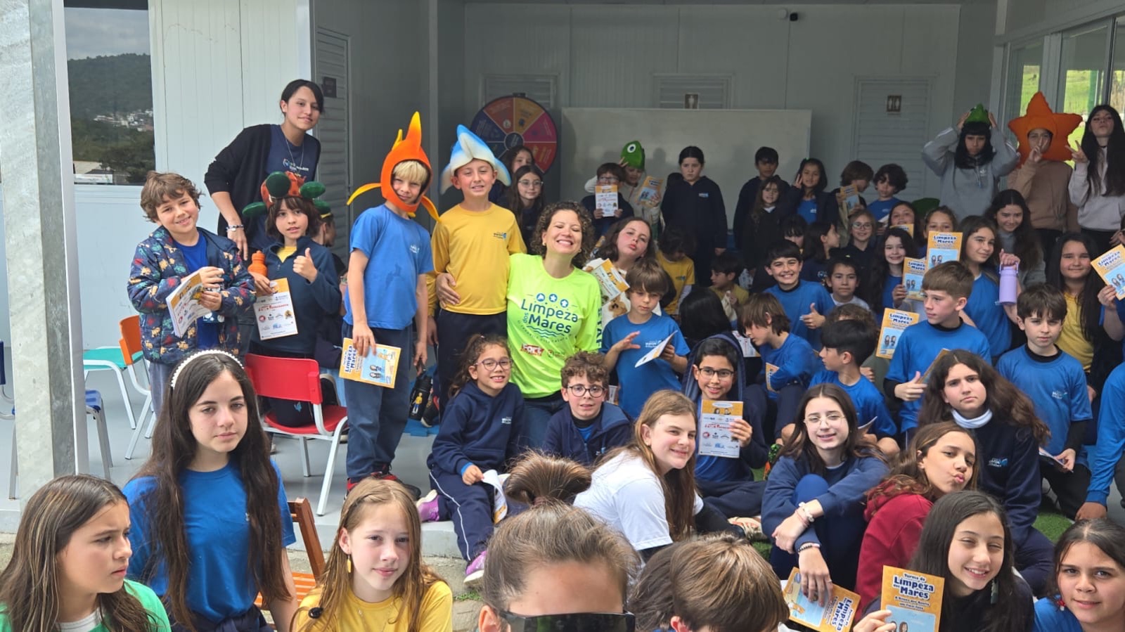 A turma da Escola Magia do Saber, na Vargem do Bom Jesus, ao final da palestra de encerramento do ciclo. Foto: Divulgação / Limpeza dos Mares