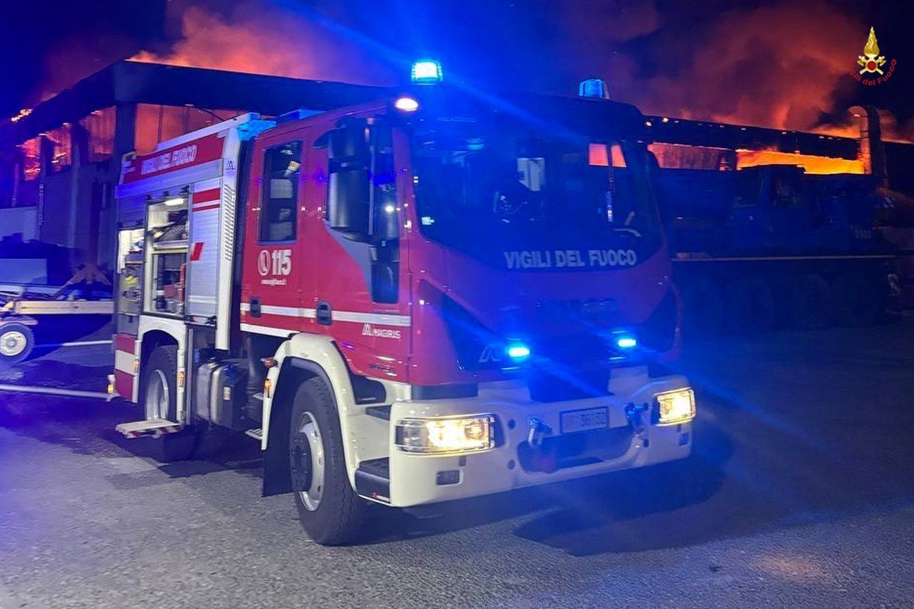 Incêndio destrói galpão da Maxi Dolphin na Itália e consome três barcos em construção