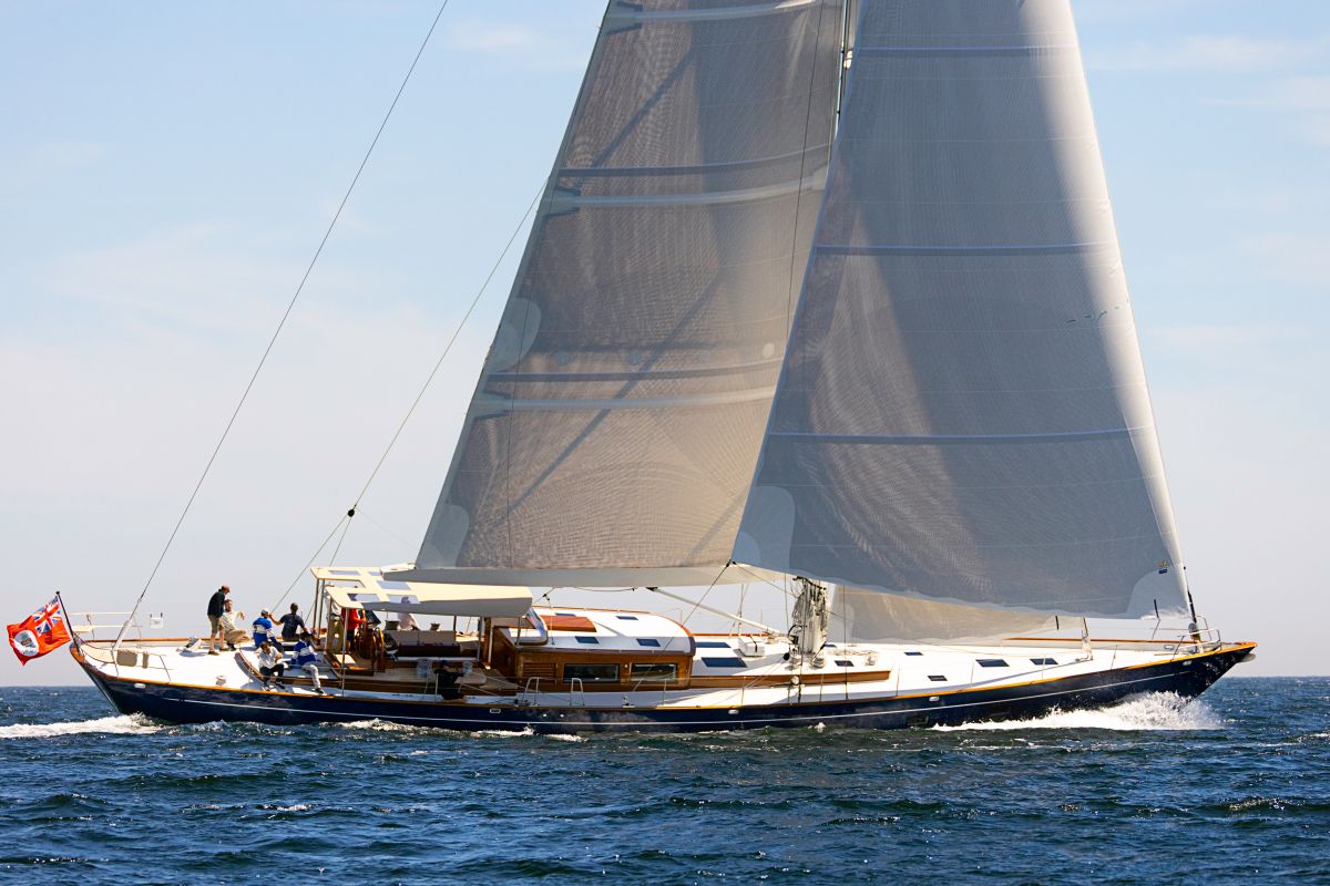 A Ouzel de perfil, com o cutter à vela cheia. Foto: Russell Kaye / Rockport Marine
