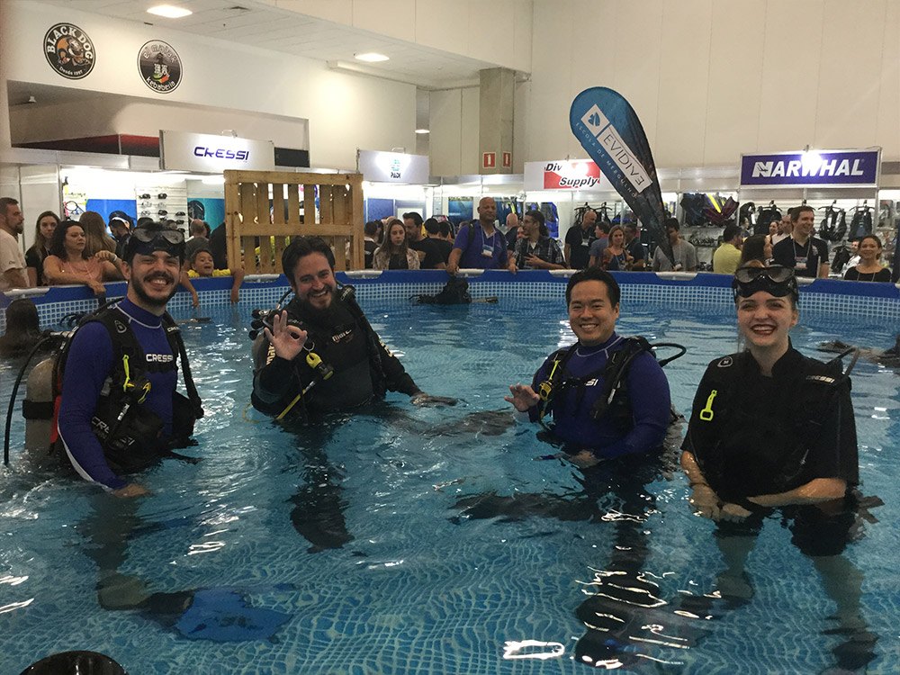 Piscina montada no salão do evento, onde o público experimenta o mergulho sob supervisão de instrutor. Foto: divulgação