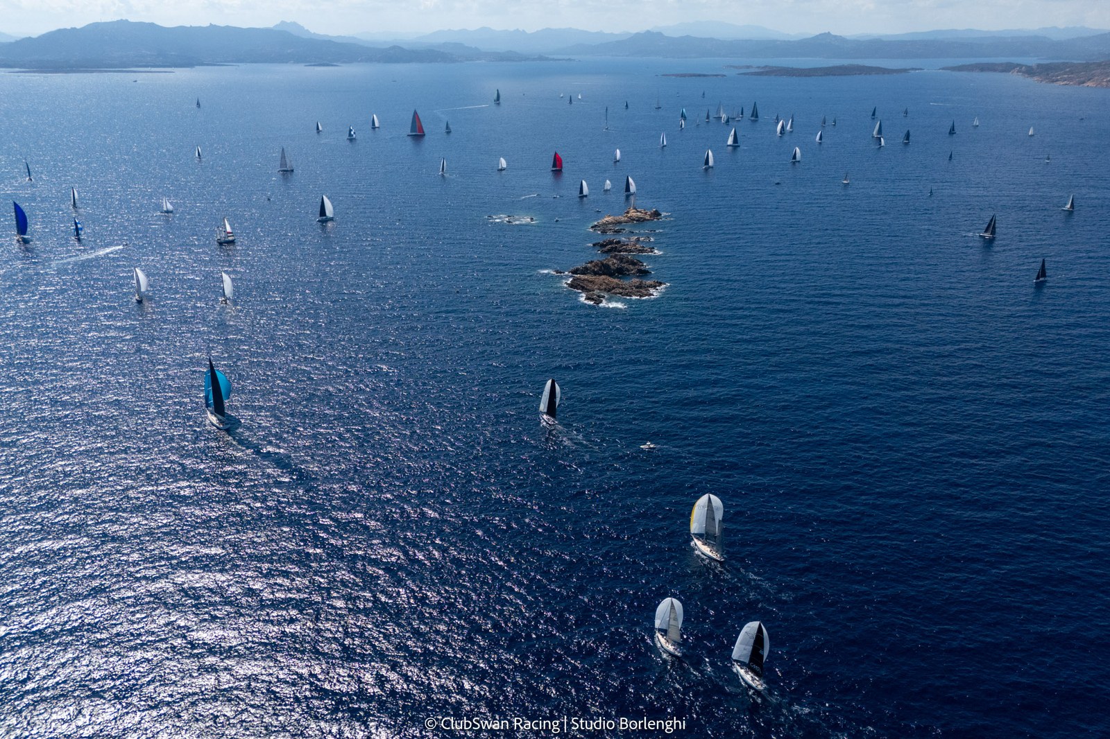 A frota recorde de 170 Swans reunida nas águas da Sardenha, na maior edição da história da Rolex Swan Cup. Foto: Studio Borlenghi / ClubSwan Racing