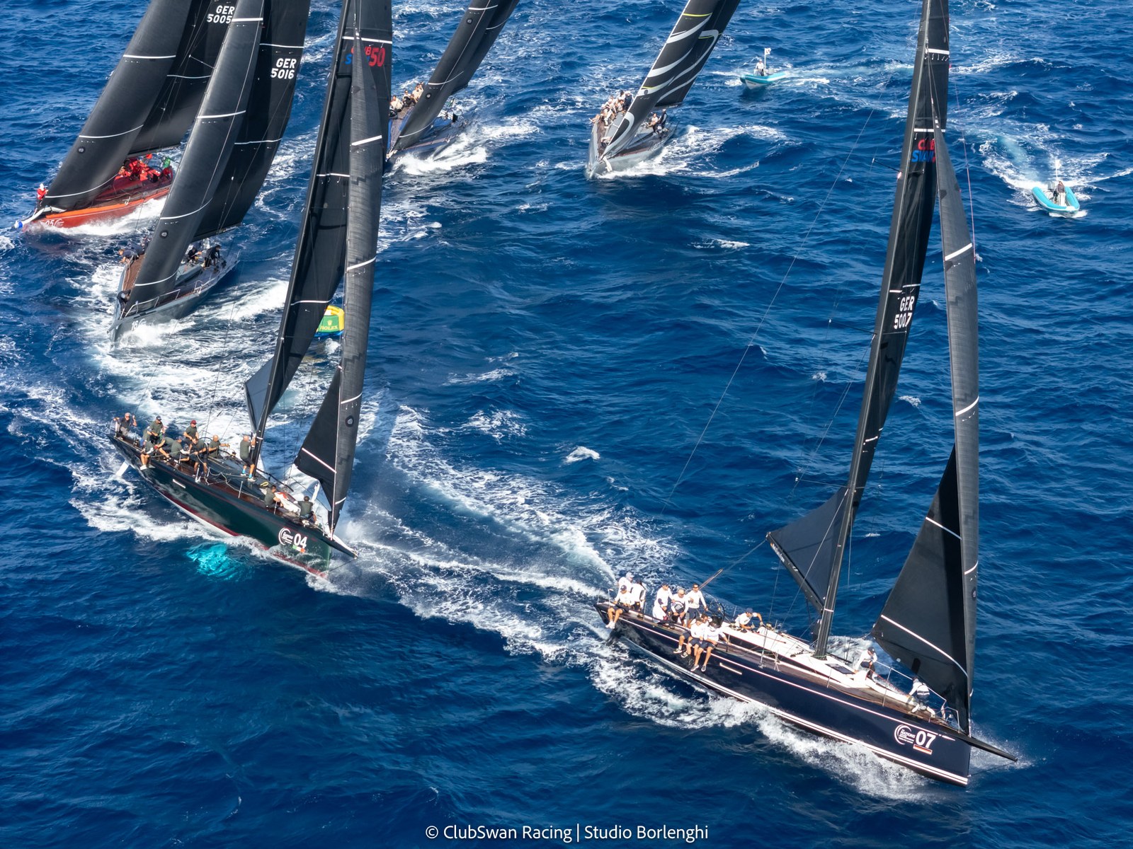 Duelo entre os Maxi Swans, com as tripulações no trabalho pesado ao largo da Sardenha. Foto: Studio Borlenghi / ClubSwan Racing