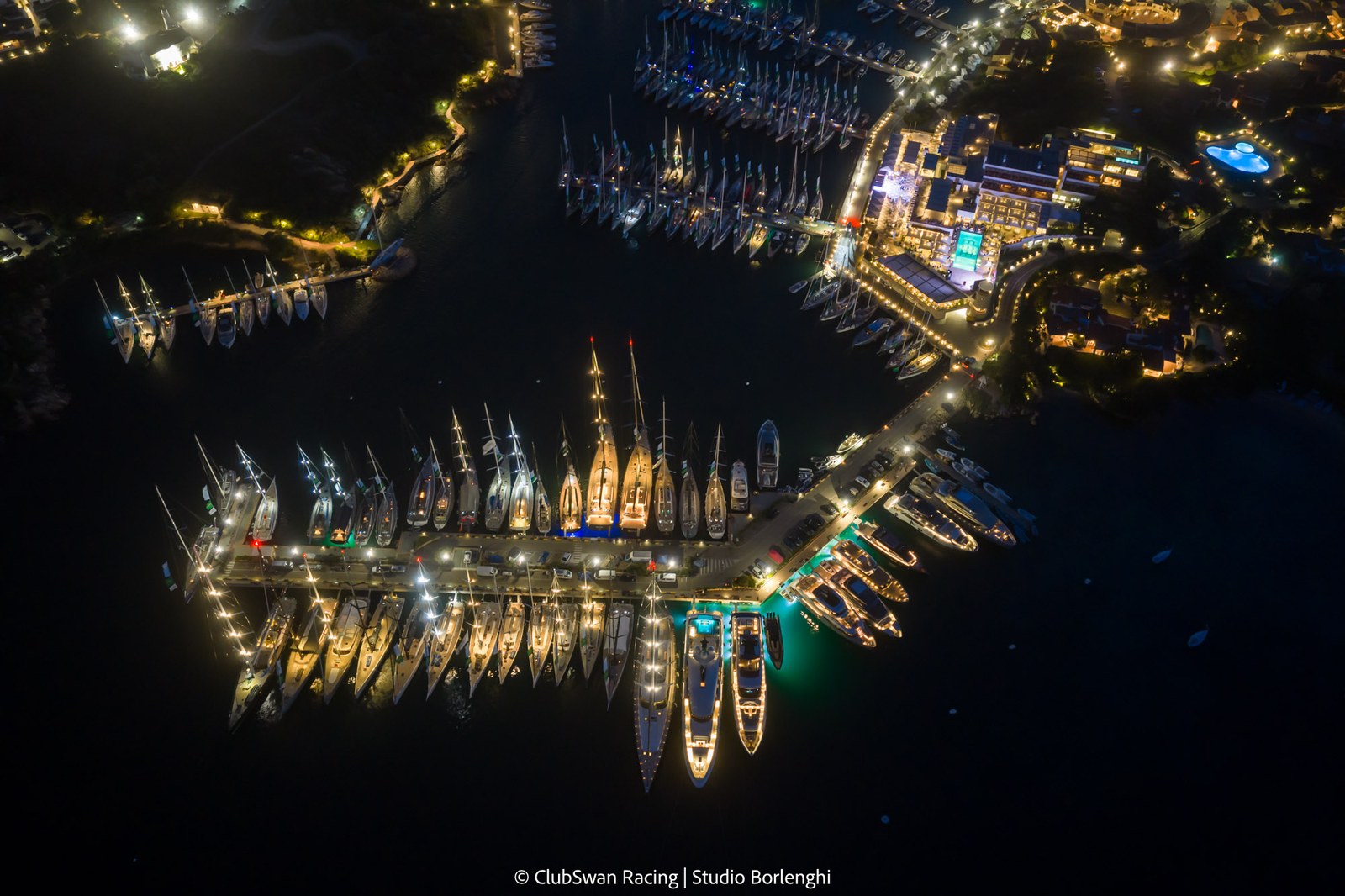 O porto de Porto Cervo iluminado à noite, com a frota Swan reunida durante a semana de celebrações dos 60 anos. Foto: Studio Borlenghi / ClubSwan Racing