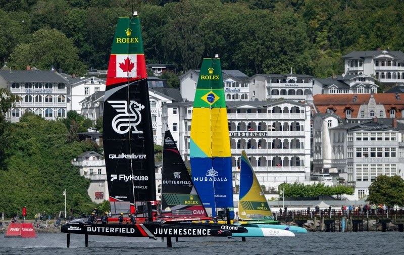 Frota em ação no mar Báltico, com o F50 brasileiro à frente. Foto: divulgação SailGP