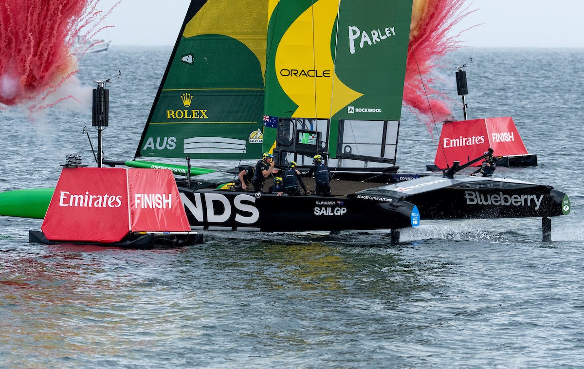 A australiana BONDS Flying Roos cruza a linha de chegada em Sassnitz, onde venceu a etapa. Foto: divulgação SailGP