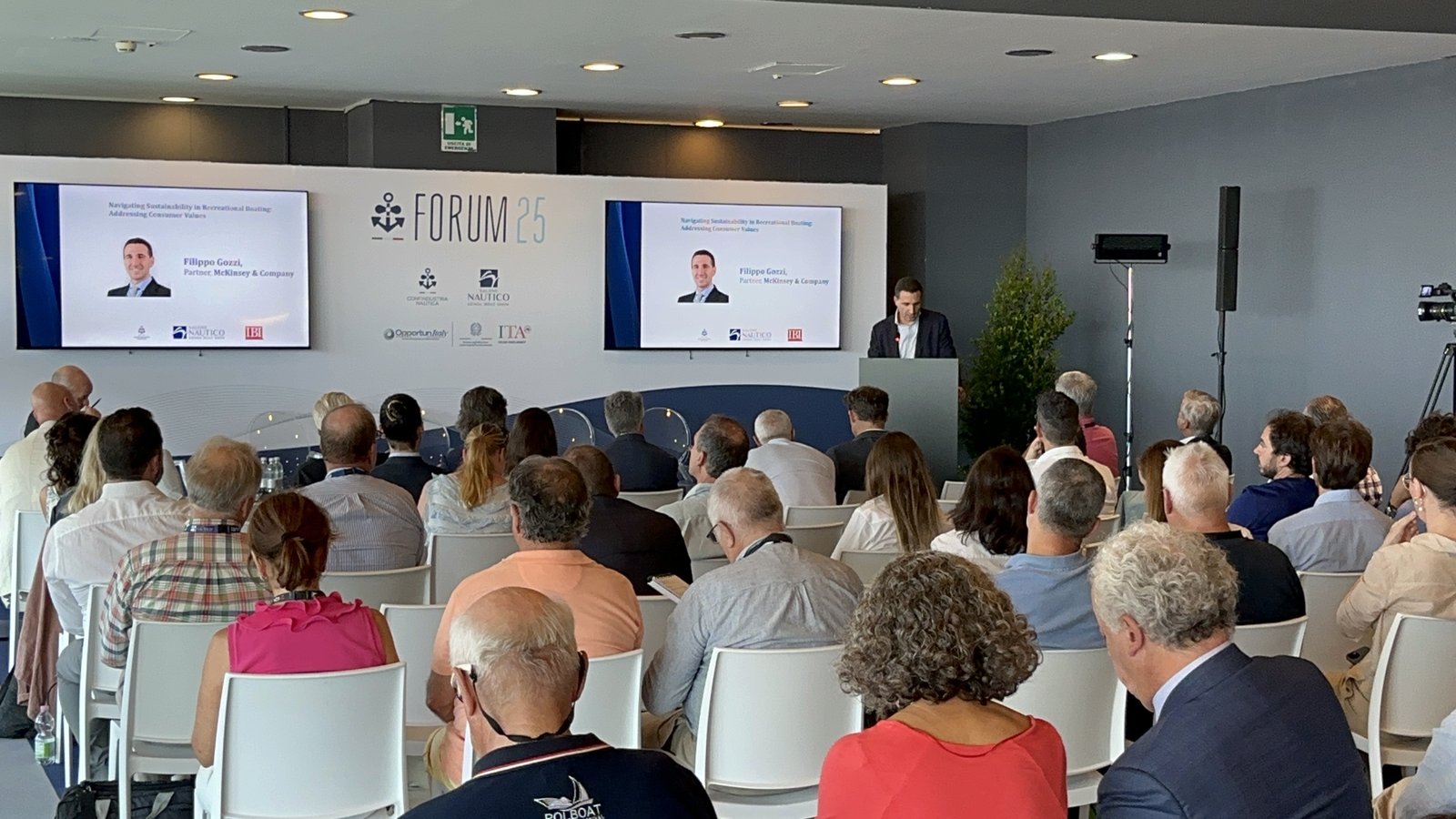 Apresentação sobre sustentabilidade e valores do consumidor durante o Forum, com plateia de executivos e imprensa internacional. Foto: Mundo Mar