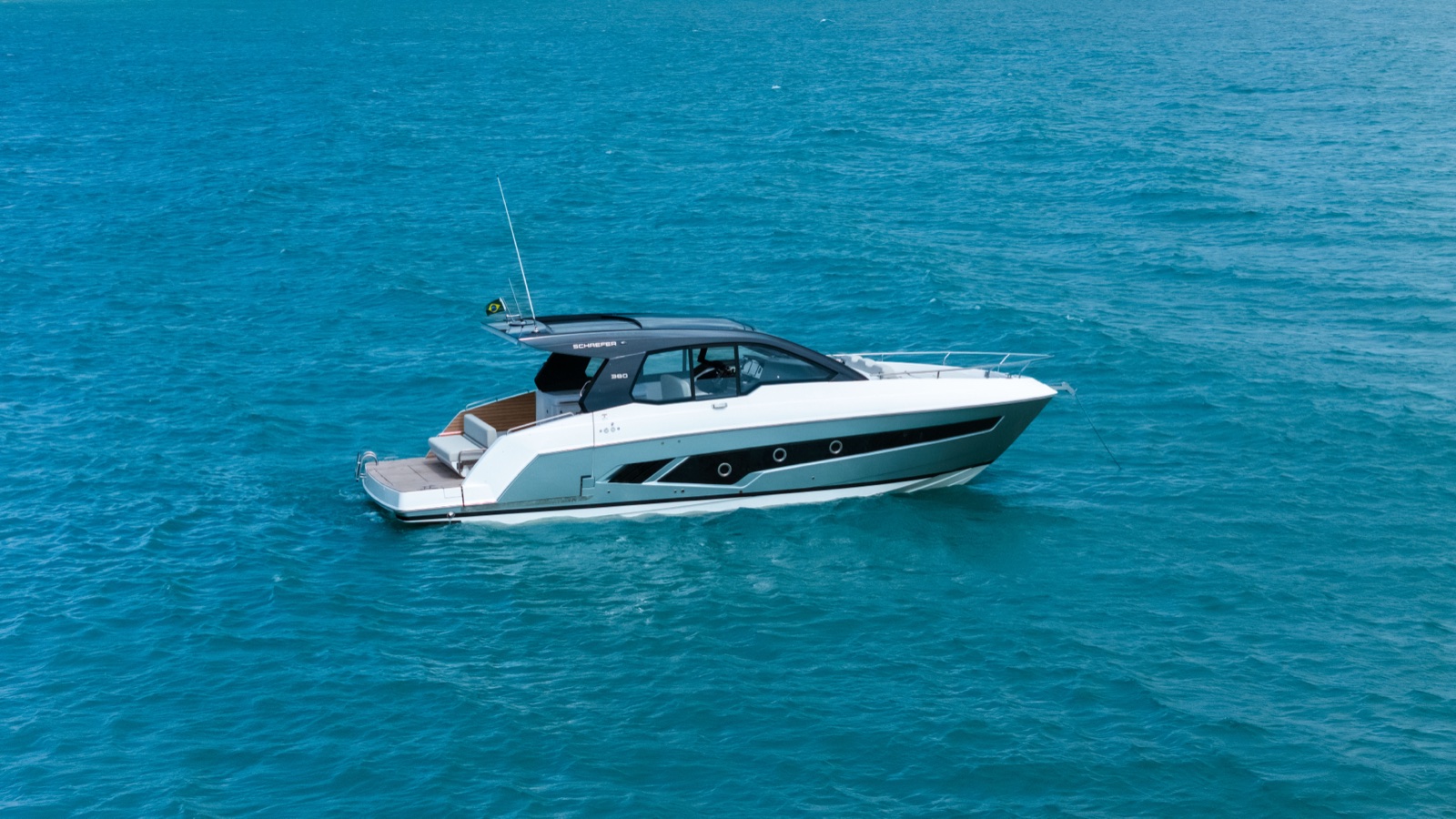 A Schaefer 380 fundeada em águas claras, com a plataforma de popa e o cockpit integrados. Divulgação: Schaefer Yachts