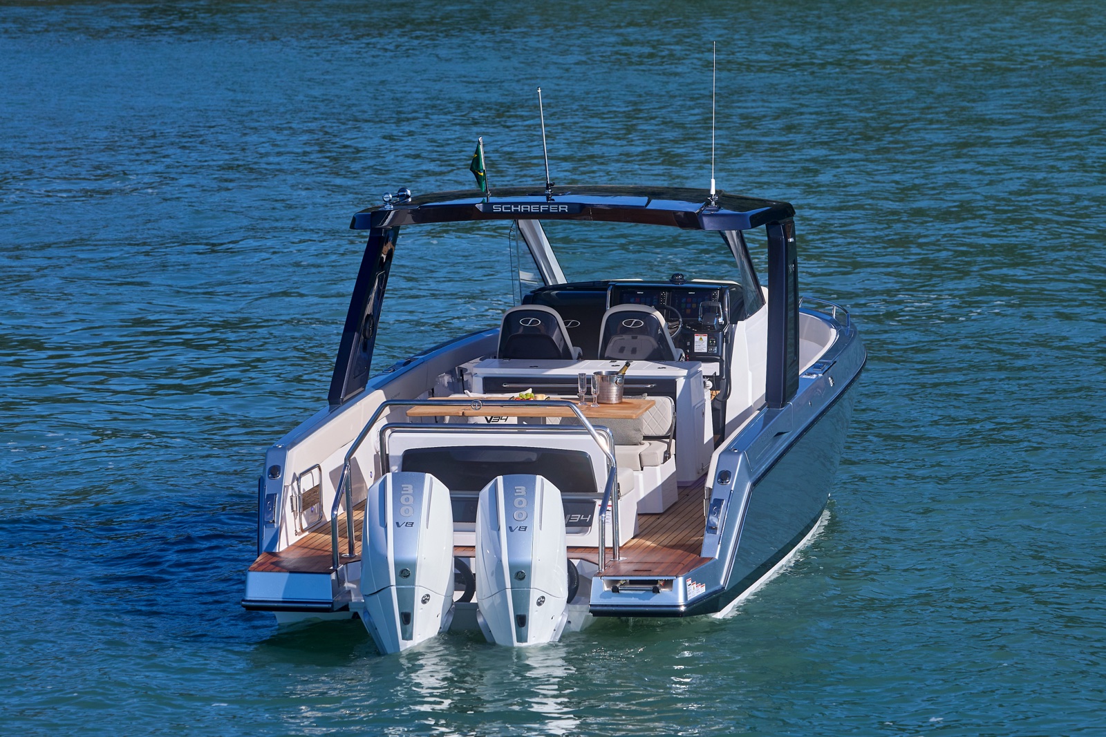 A Schaefer V34 vista pela popa, com os dois motores de popa de 300 hp, a mesa de convivência e o hardtop. Divulgação: Schaefer Yachts