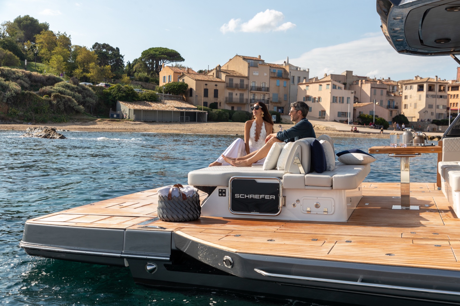 O beach club da Schaefer V44, com as varandas laterais abertas e o deck de teca ao nível da água, diante de Saint-Tropez. Divulgação: Schaefer Yachts