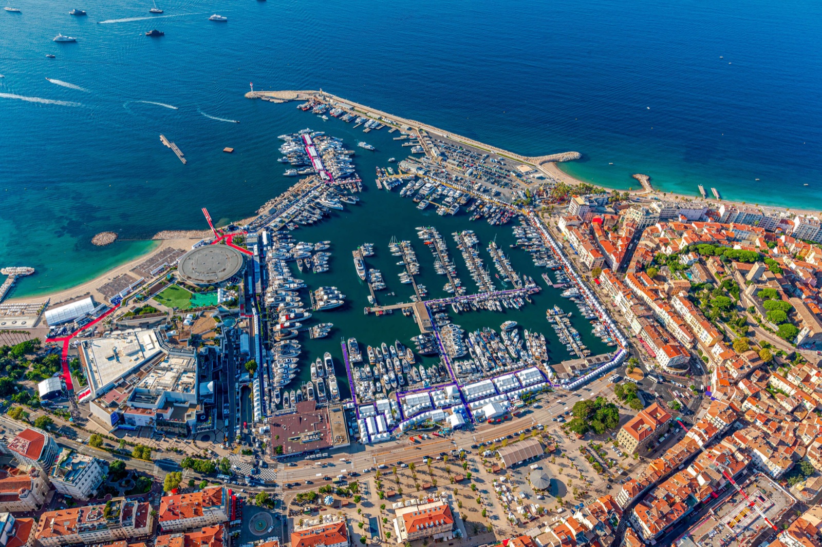 Vista aérea do Vieux Port de Cannes durante o Cannes Yachting Festival, com centenas de embarcações expostas sobre a água. Divulgação: Cannes Yachting Festival
