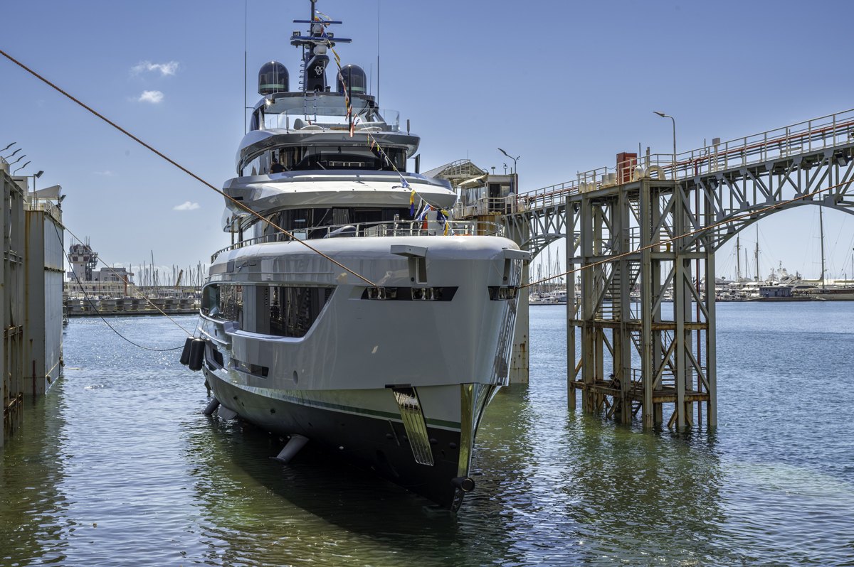 O TX450 já na água, na frente do estaleiro de Gênova, antes dos testes de mar finais. Foto: Divulgação Tankoa Yachts