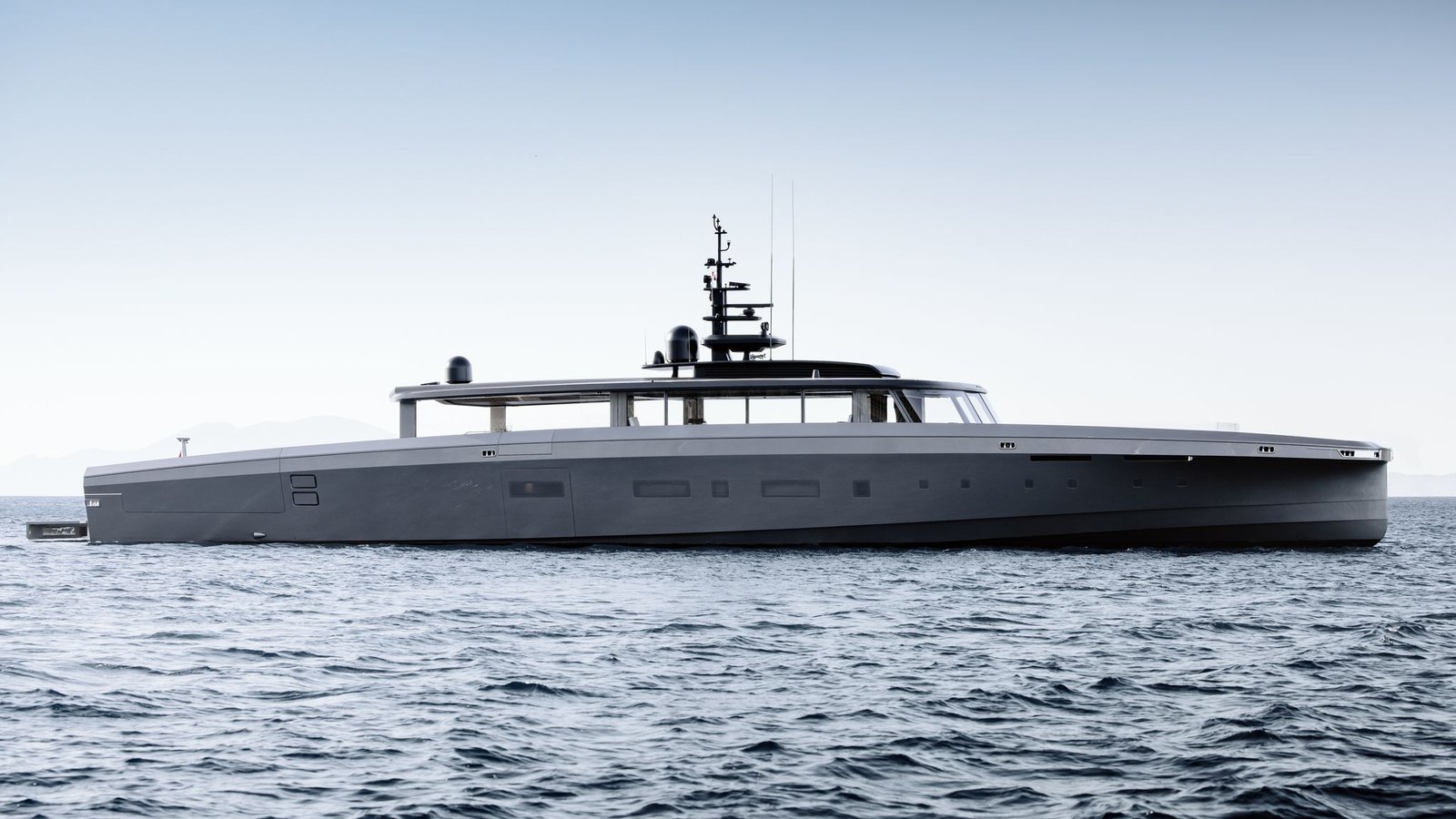 Philippe Briand leva ao Monaco Yacht Show o Fast 50 de 35 nós e o Tankoa Spirit de 52 metros
