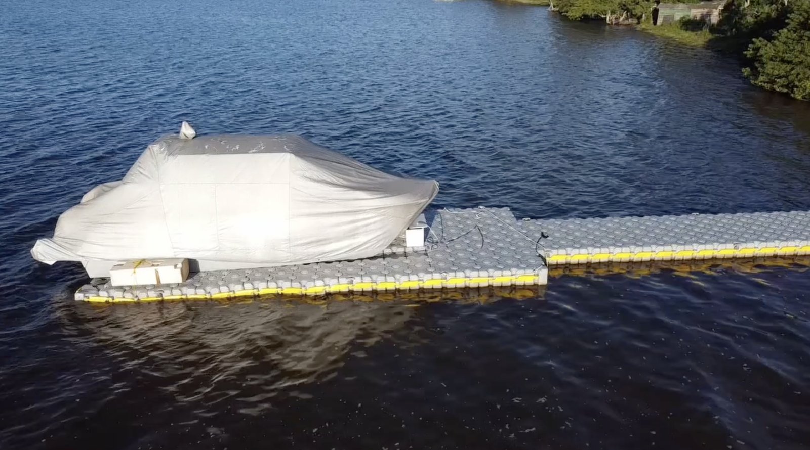 Plataforma flutuante modular montada em ambiente de rio, com píer de acesso. Foto: Mundo Mar